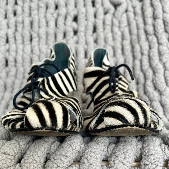Chanii B Coco Zebra Black & White Heel Sandals Size 7.5 - Picture 3 of 16